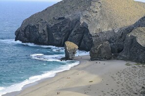 Plage à proximité, chaise longue, serviettes de plage