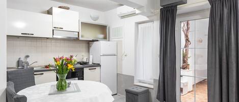 Fridge, oven, stovetop, coffee/tea maker