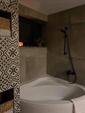 Baignoire, sĂšche-cheveux, serviettes fournies