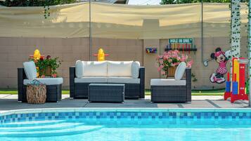 Una piscina al aire libre, una piscina climatizada