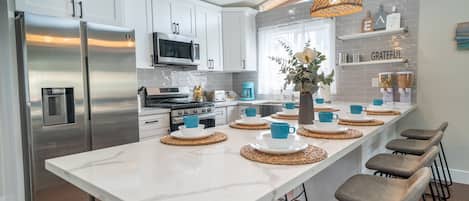 Geladeira, micro-ondas, fogão, cooktop