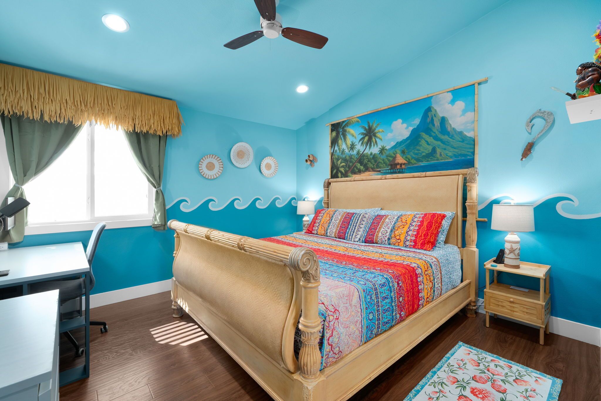 3 makuuhuonetta, työpöytä, silitysrauta/-lauta, vauvan matkasänky