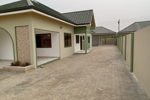 The whole property with boy's quarters