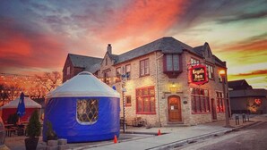 Un bâtiment en pierre avec une enseigne rouge sur laquelle on peut lire « Kegler Inn ».