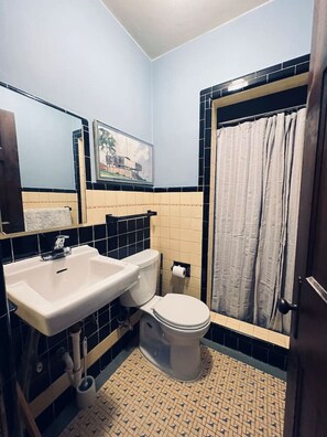 Een douche, een haardroger, handdoeken, zeep