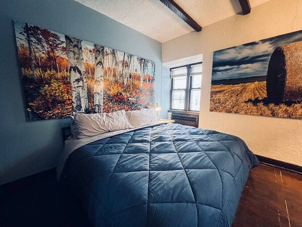 Een bureau, een strijkplank/strijkijzer, reisbedje, gratis wifi