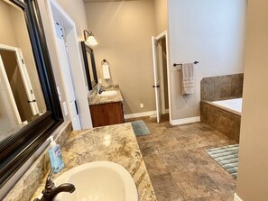 Shower, hair dryer, towels, soap - Come relax in our spacious home with spectacular views! (American Falls)