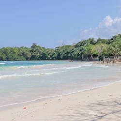 Playa privada y playa de arena blanca