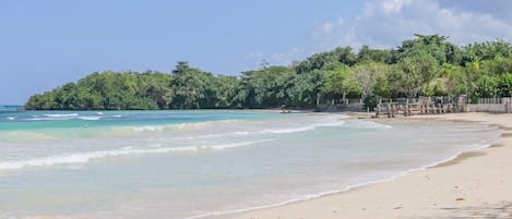 Pantai pribadi dan pasir putih