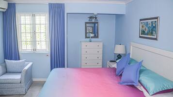 Caja de seguridad en la habitación y tabla de planchar con plancha