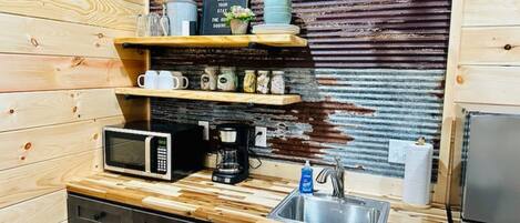 Refrigerador, microondas, cafetera y tetera y tostadora