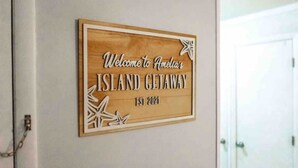 Amelias Island Getaway -niminen lomakeskus perustettiin vuonna 2021, ja sen nimikyltti on kiinnitetty seinään.