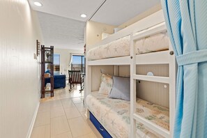 1 bedroom, iron/ironing board, travel crib, free WiFi - Duckburgh - Ocean view, Updated, 2 min. walk to the beach (Kitty Hawk)