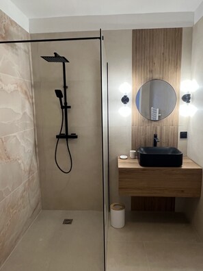 Dusche, Haartrockner, Handtücher, Seife