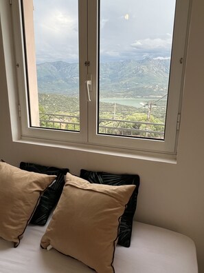 2 bedrooms, iron/ironing board, free WiFi, bed sheets - Magnificent pool villa with sea, lake and mountain views (Santa reparata di balagna)