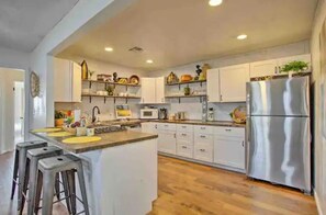 Refrigerador, lavavajillas y comedor 