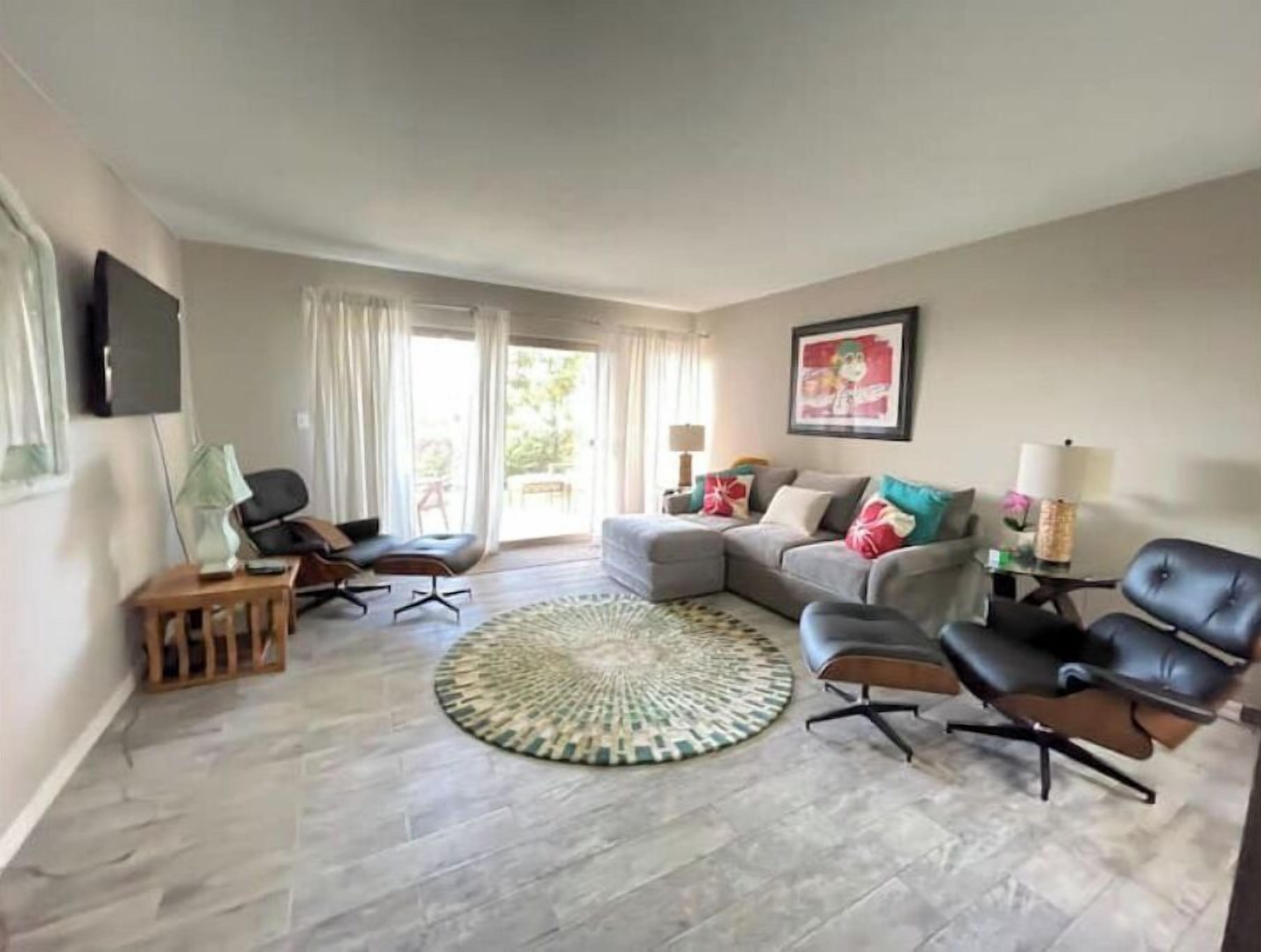 Een smart-tv en boeken