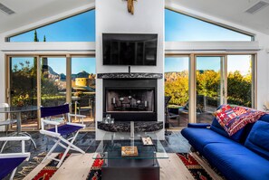 Smart TV, chimenea, tenis de mesa y libros 