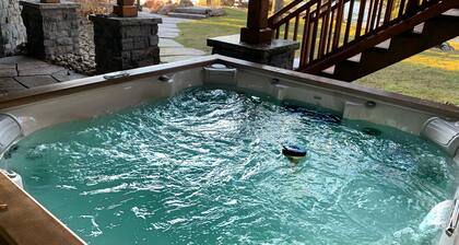 6 bed 4 bath cottage on Lake Muskoka, Private, Boathouse, Hot tub!