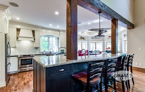 Fridge, microwave, oven, stovetop - 6 bed 4 bath cottage on Lake Muskoka, Private, Boathouse, Hot tub! (Gravenhurst)