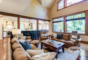 TV, fireplace, table tennis, stereo - 6 bed 4 bath cottage on Lake Muskoka, Private, Boathouse, Hot tub! (Gravenhurst)