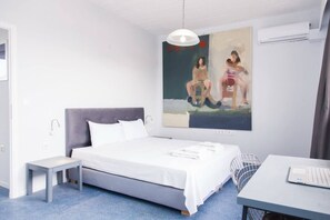 3 soverom, skrivebord, strykejern/-brett og reiseseng for barn