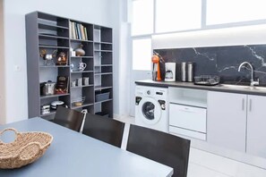 Kjøleskap, mikrobølgeovn, ovn og oppvaskmaskin