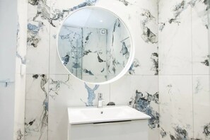 Dusche, Haartrockner, Handtücher, Seife