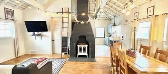 Whitewater Cottage- IN TOWN, walk to everything!