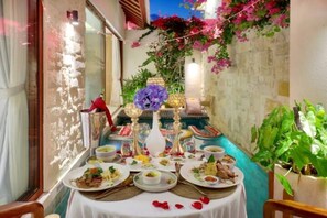 Outdoor dining - Luxurious 1Br Villa in Seminyak (Kuta Utara)