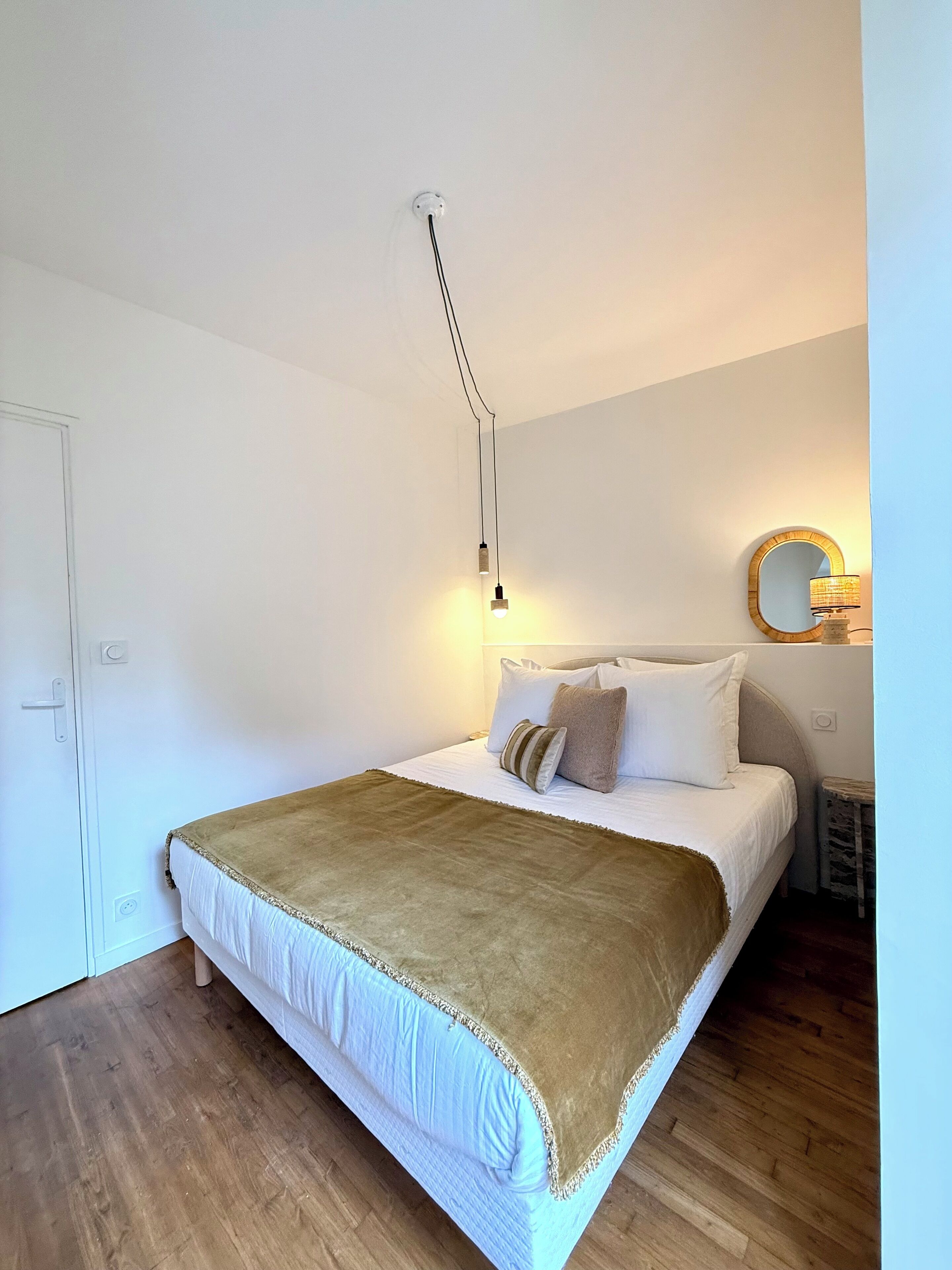 Tabla de planchar con plancha, wifi, ropa de cama