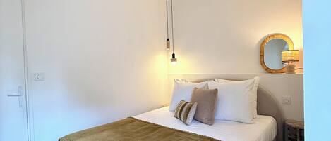 Tabla de planchar con plancha, wifi, ropa de cama