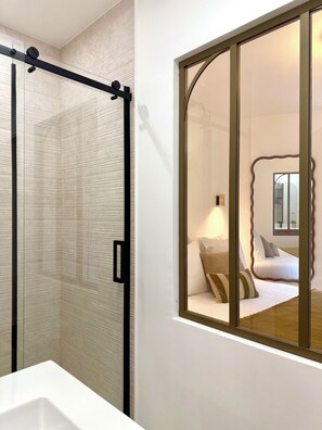 Dusche, Haartrockner, Handtücher, Seife