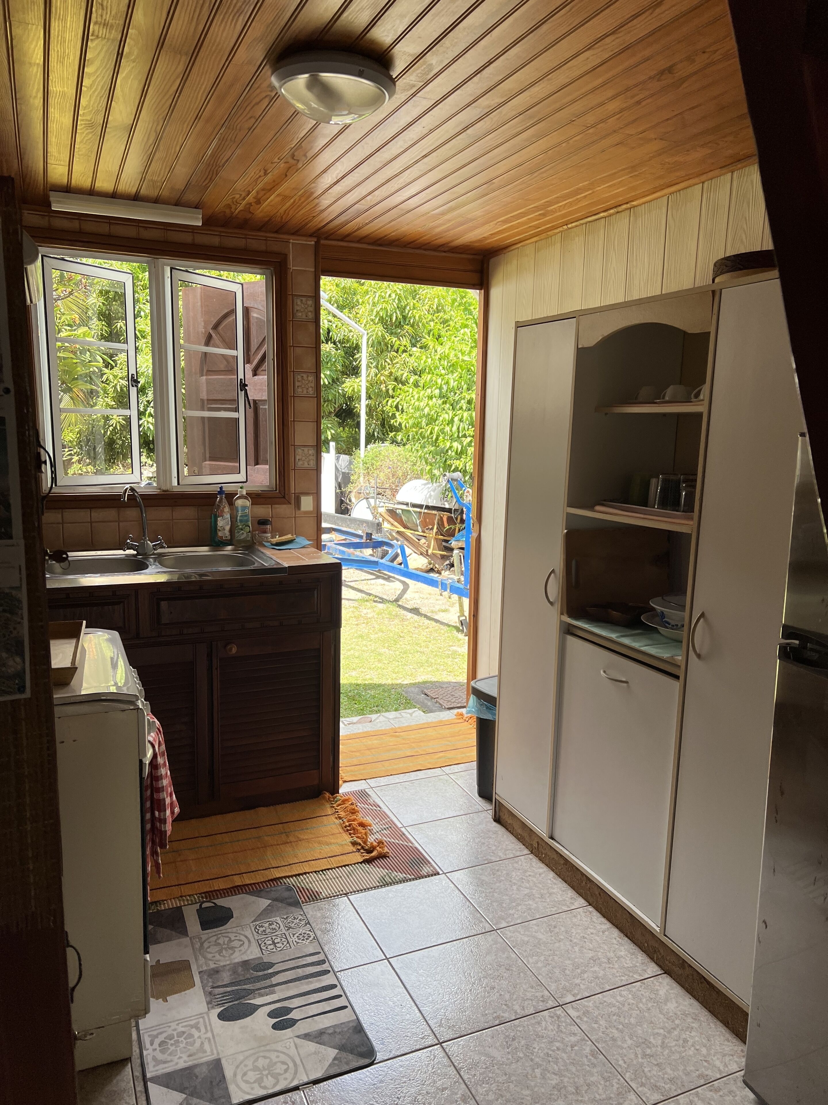 Refrigerador, microondas, horno y cafetera y tetera 