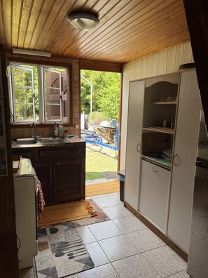 Fridge, microwave, oven, coffee/tea maker