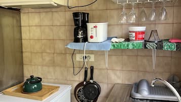 Kühlschrank, Mikrowelle, Ofen, Wasserkocher mit Kaffee-/Teezubehör