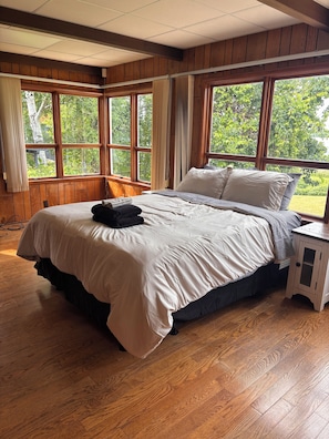 5 bedrooms, WiFi, bed sheets