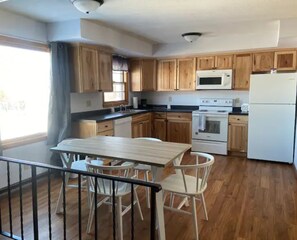 Fridge, microwave, oven, stovetop - Areabella’s cabin (Brainerd)