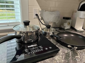 Kjøleskap, mikrobølgeovn, ovn og kaffetrakter/tekoker