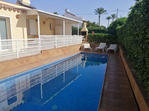 Quiet and bright villa 300 M from the beach