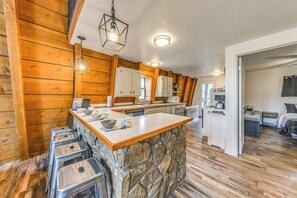 Fridge, microwave, stovetop, dishwasher - Cozy Ruidoso Cabin Rental w/ Private Hot Tub! (Ruidoso)