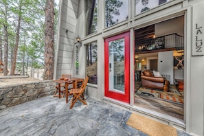 Outdoor dining - Cozy Ruidoso Cabin Rental w/ Private Hot Tub! (Ruidoso)