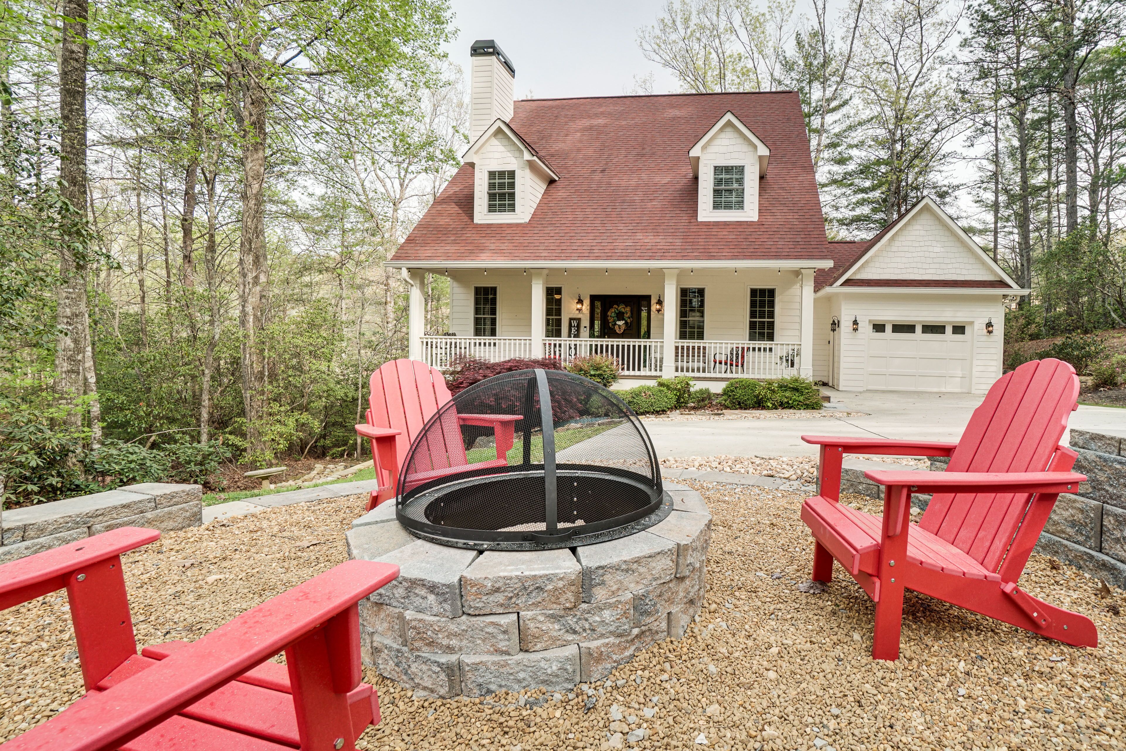 Helen Retreat w/ Hot Tub, 2 Mi to Downtown!