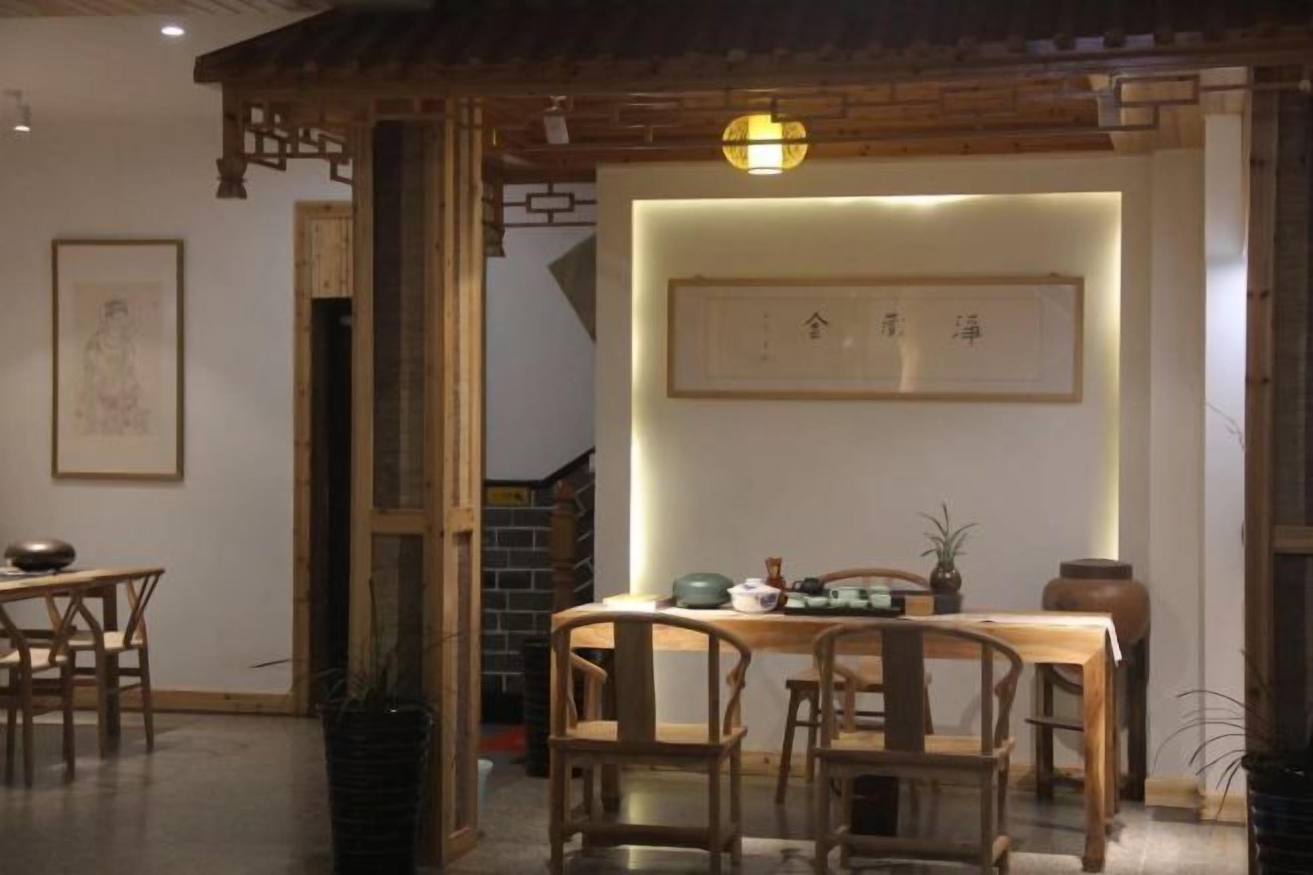 Un comedor tradicional con muebles de madera y un letrero en la pared.