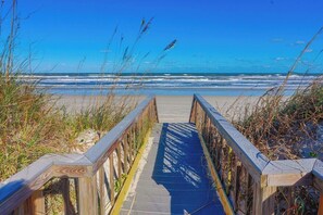 On the beach - BEST Ocean Views Full Remodel at Ocean House 320 (St. Augustine)