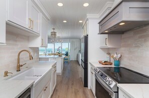 Geladeira, micro-ondas, fogão, cooktop