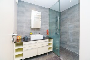 Shower, hair dryer, towels - Tropical Studio - View & Pool in Faaa (Faa´a)
