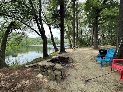 Private Beach + Bonfires at This 126 Year Old Lake House + Great fishing!