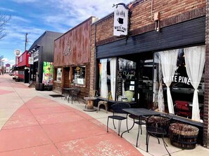Outdoor dining - Midtown Bungalow, 3 blocks to shops & dining! (Coeur d'Alene)