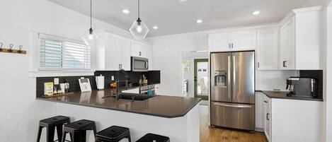 Kühlschrank, Mikrowelle, Ofen, Herdplatte